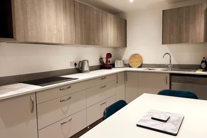 Lovely 3 Bedroom Apartment With Private Garden In Edinburgh City Centre Exteriör bild