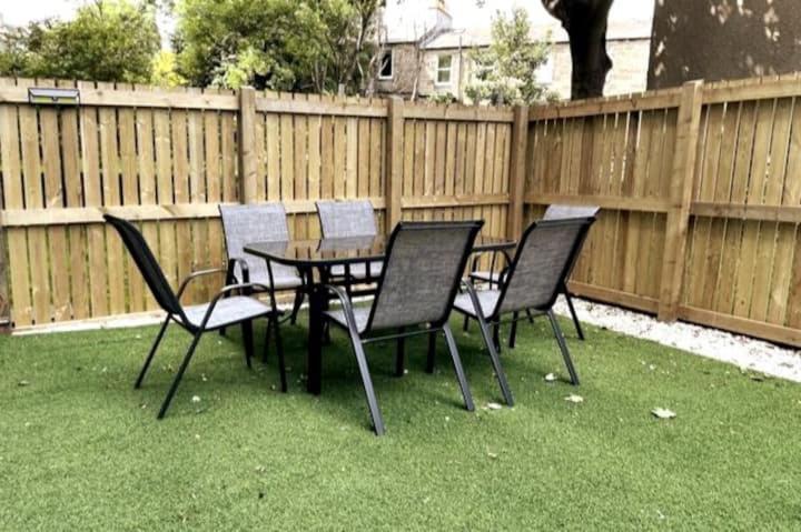 Lovely 3 Bedroom Apartment With Private Garden In Edinburgh City Centre Exteriör bild